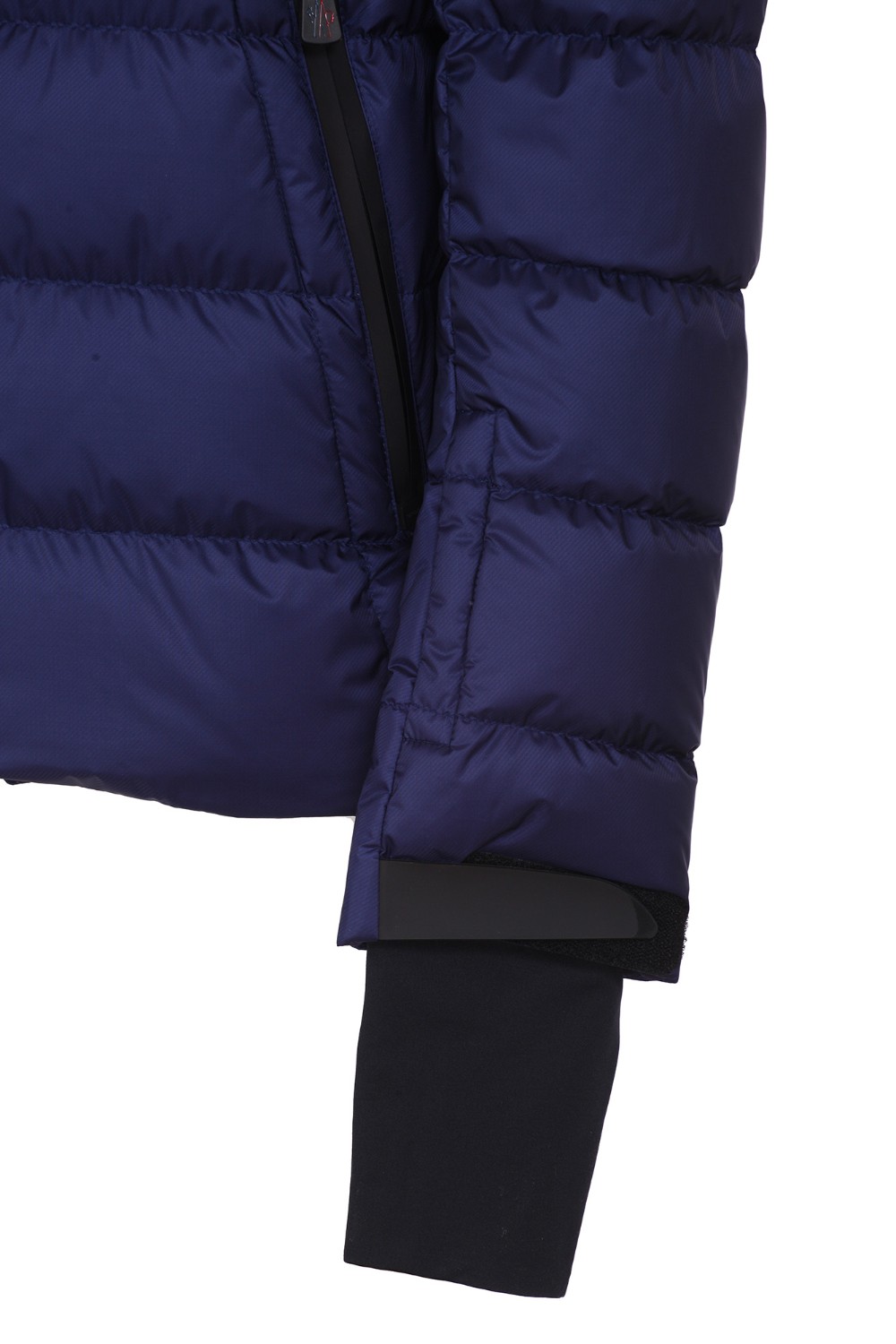 shop MONCLER GRENOBLE Saldi Piumino: Moncler piumino corto Camurac.
Realizzato in twill tecnico goffrato 2 layer.
Fodera in nylon.
Imbottitura in piuma.
Cappuccio regolabile con dettagli tricolore.
Chiusura anteriore con zip AquaGuard® by YKK®.
Tasche con zip AquaGuard® by YKK.
Interno con tasca per device e tasca in microrete per maschera da sci con panno pulisci lenti.
Ghetta antivento per il corpo.
Polsi con ghetta antivento in jersey elasticizzat.o
Taschino per skipass sulla manica.
Polsi e fondo del capo regolabili.
Composizione: 100% Poliammide.
Imbottitura: 90% Piumino, 10% Piuma.
Fabbricato in Romania.. CAMURAC 1A50540 53864-614 number 5289155